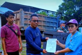 Seekor beruang madu  betina diserahkan warga Selesai Langkat kepada BKSDA