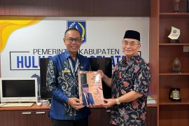 H Achmad Fikry serahkan catatan bersejarah jejak perjuangan ALRI Divisi IV