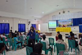 OJK dan BEI NTT memberikan edukasi keuangan bagi penyandang disabilitas