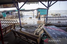 Dampak gelombang pasang di Indramayu