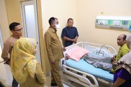 Didampingi Ketua Forwakum dan PWI Serdang Bedagai, Darma Wijaya jenguk wartawan sakit