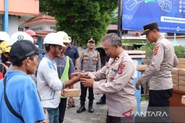 Polres Belitung bagikan sarapan gratis untuk sopir dan buruh pelabuhan