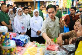 Dampingi Wapres di Banyuwangi, Khofifah sebut harga pangan terkendali