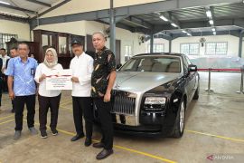 Ketika lelang kendaraan mewah mengalir ke lorong hidup warga miskin