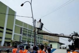 Jelang beroperasi, Pemkot tata ulang penerangan jalan ke Pasar Anyar