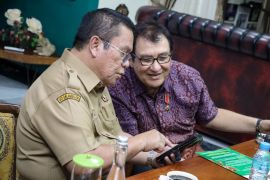 Rahmat Shah sematkan pin PKBSI kepada Wali Kota Pematangsiantar