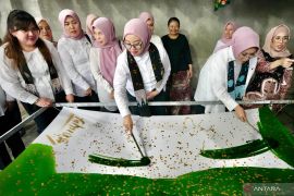 Kemensos salurkan bantuan untuk perajin batik disabilitas di Blitar