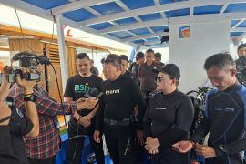 Pataka Harganas Malut diserahkan ke Sulut di  Taman Nasional Bunaken