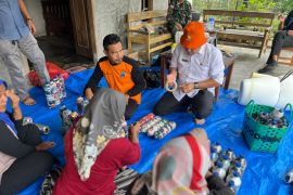 HKA Tol Bakter- DLH Lampung Selatan lakukan inovasi pengolahan sampah plastik jadi kursi