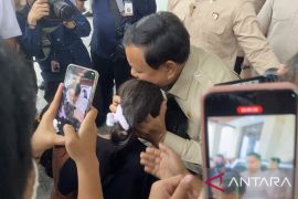 Masyarakat sambut kunjungan Presiden Prabowo di RS Prof Ngoerah