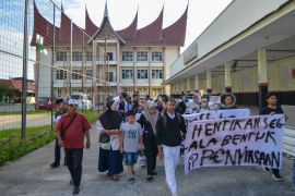 Aksi peringati hari anti penyiksaan di Padang Page 3 Small