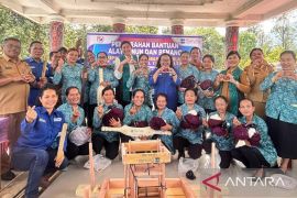 SOL bantu petenun ulos di Pahae Jae Taput