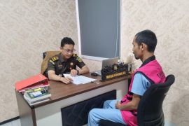 Kejari Batam limpahkan tersangka kasus korupsi ke penuntut umum