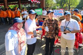 Ratusan becak di Solo siap layani pembayaran nontunai