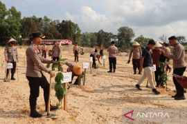 Polres Bangka Barat tanam bibit pohon di lahan bekas tambang