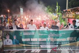 Sambut 1 Muharram, ratusan warga di Gunung Baringin pawai obor keliling