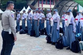 Polres Karawang edukasi pelajar dan guru agar tertib berlalu lintas di jalan raya