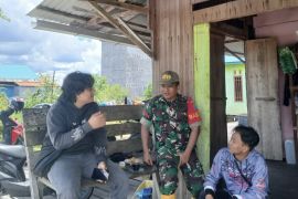 Babinsa Kamipang ajak warga jaga lingkungan