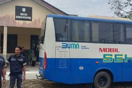 Ratusan warga Desa Ibul berobat gratis Mobil Sehat Timah