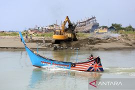 FOTO - Pengerukan sedimen muara pelabuhan perikanan