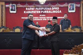 Pemkab Purbalingga serahkan Raperda Pertanggungjawaban APBD