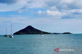 Membangun  tanggul untuk menjaga batas negeri