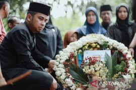 Prosesi pemakaman Ny Hj Ermawati Suryadi Nurdal digelar khidmat