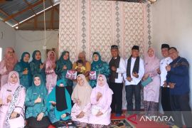 Ketua TP-PKK Kota Solok Serahkan Bantuan Kedua Gerakan Orang Tua Asuh Cegah Stunting (GENTING)