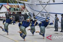 TNI AL beri kesempatan warga Sumbar naiki KRI Bima Suci saat bersandar