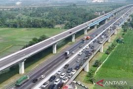 47.586 kendaraan menuju arah Cikampek via MBZ H-1 Tahun Baru Islam