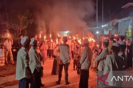 Ratusan jamaah musalla At Taubah Muara Bulian Batang Hari gelar pawai obor