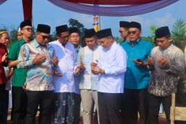 Wabup Muba kunjungi Desa Simpang Bayat, peletakan batu pertama pembangunan Ponpes Riyadhul Muslimin