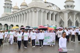 Jalan santai Peaceful Muharam 1447 H, Kakanwil Kemenag Sultra bagi bibit pohon