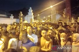 Ribuan warga khidmat "tapa bisu" dalam tradisi Mubeng Beteng Keraton Yogyakarta