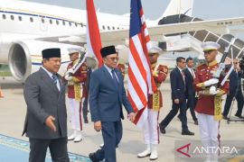 Prabowo sambut langsung kedatangan PM Anwar dan semobil bersama