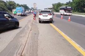Petugas kurangi jarak contraflow di Ruas Tol Jakarta-Cikampek