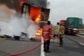 Tiga pos damkar dikerahkan tangani truk terbakar di Tol Kanci Cirebon