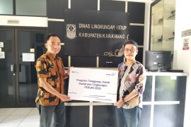 Peruri bantu 255 bibit pohon ke DLH Karawang dukung  pelestarian lingkungan