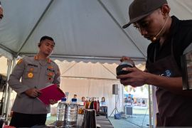 Sejumlah peserta meramaikan Lomba Barista yang digelar BI NTT di Kupang