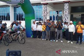 Bersepeda di sisi Danau Toba untuk "kartu hijau" Geopark Kaldera Toba