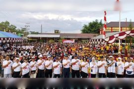 Polres Kapuas bangun semangat kebersamaan dengan senam dan jalan sehat