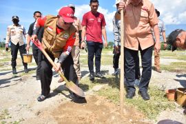 Tanam bibit pohon dan tebar benih ikan upaya lestarikan lingkungan