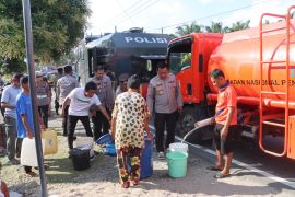 Polres Pasaman Barat salurkan air bersih ke warga alami kekeringan