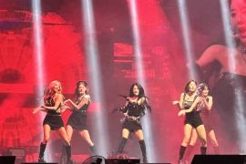 STAYC buka konser Jakarta dengan "BEBE"