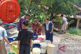 Pemkab Karawang Jabar mulai salurkan air bersih ke daerah krisis air