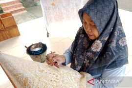 Perempuan Giriloyo menjaga batik tulis di tengah pasar modern