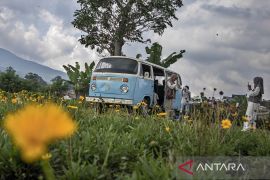 Wisata Tepi Gunung saat libur panjang