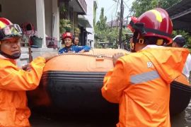 BPBD Kota Tangerang lanjutkan evakuasi warga terdampak banjir hingga malam