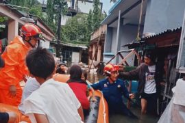 Hujan lebat di Kota Tangerang sebabkan banjir setinggi 1,5 meter