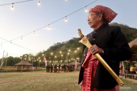 Tradisi mandi keris di Lombok Barat jadi wisata baru